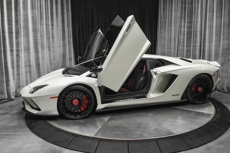 White Lamborghini Aventador S Coupe hire car in Melbourne